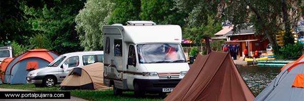Camping y caravaning para el turismo y vacaciones